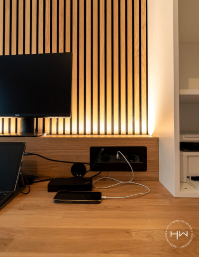 Holzwerk Neuburg | Schreiner Neuburg – Arbeitszimmer | Arbeitsplatz Beleuchtung + Steckdose