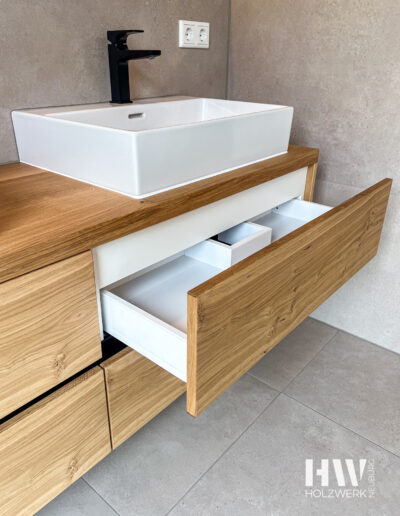 Schreiner Neuburg | Holzwerk Neuburg – Schreiner – Badmöbel Waschbeckenunterschrank geöffnet