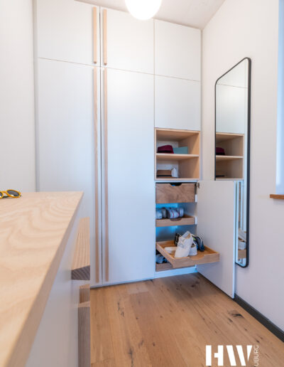 Holzwerk Neuburg | Schreinerei Neuburg – Garderobe mit Tablarauszug & Sideboard