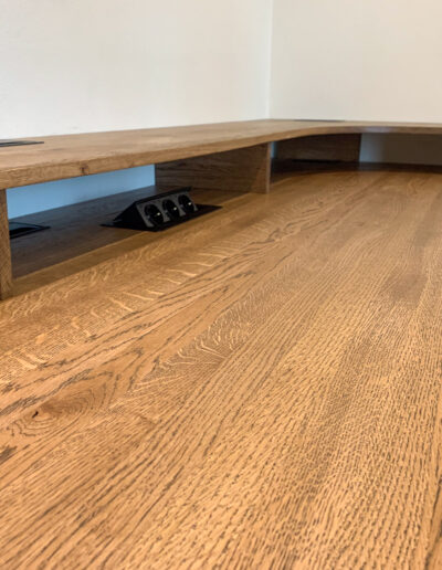 Holzwerk Neuburg | Schreiner Neuburg – Schreibtisch mit Aufsatz, Detail Tischplatte