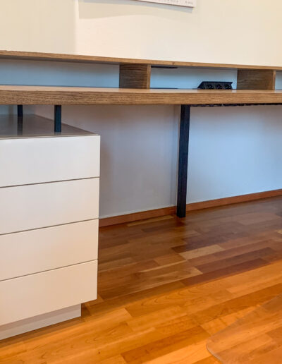 Holzwerk Neuburg | Schreiner Neuburg – Schreibtisch mit Aufsatz & Container | Unterschrank