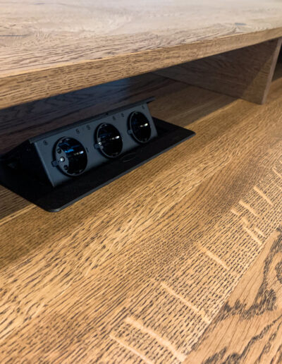 Holzwerk Neuburg | Schreiner Neuburg – Schreibtisch mit Aufsatz, Detail Steckdosenleiste
